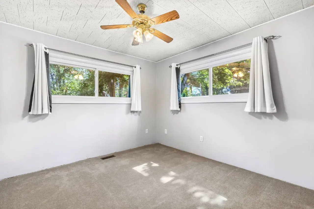 Luxry 3 Bed 2 Bath 1,462 sqft 0.69 acre lot